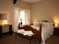 The Manor Arms Hotels in North Perrott