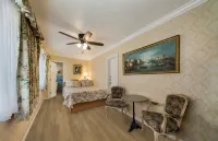 Carmel Inn & Suites - parking