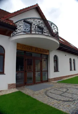 Hotel Palatín Hotels in der Nähe von Náučný chodník Párnické jazerá – studnica pokladov