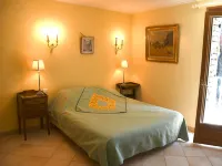 Les Chambres d'Adeline - B&B Hotels in Methamis
