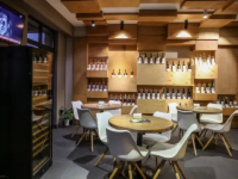 Wine Hotel Chisinau โรงแรมในคีชีเนา