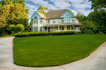 Pleasanton Courtyard B&B Отели в г. Тайрон