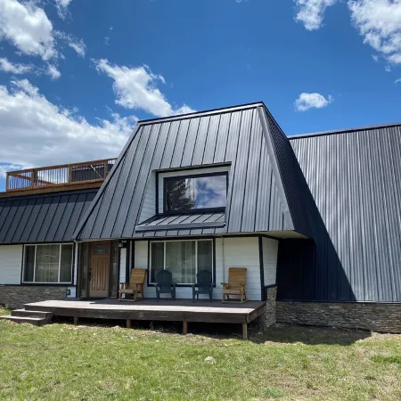 Mountain Vintage Vacation Home! Conveniently in Mt CB, easy access to trails!