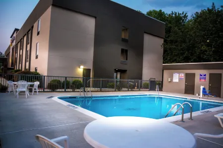 La Quinta Inn & Suites by Wyndham Fayetteville I-95 Отели в г. Камберленд