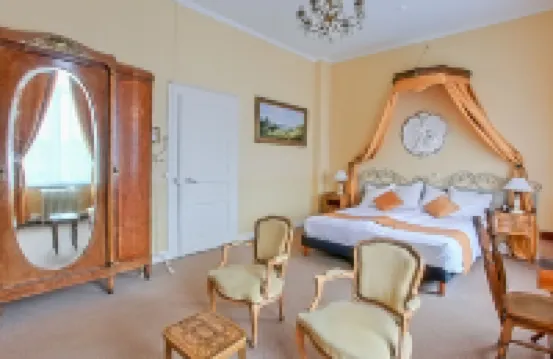 拉菲德紅磨坊縣酒店