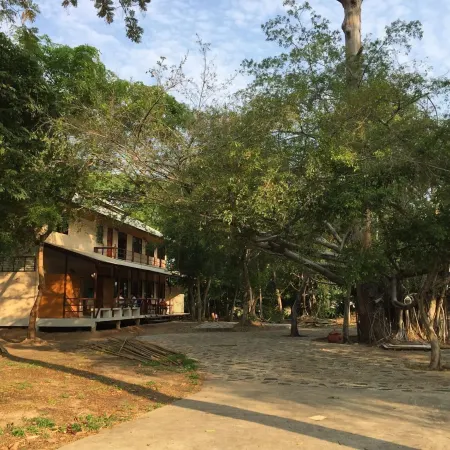 Forest Отели рядом с достопримечательностью «Roi Et Tower»