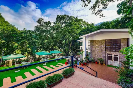 Summit by the Ganges Beach Resort & Spa Отели в г. Shivpuri