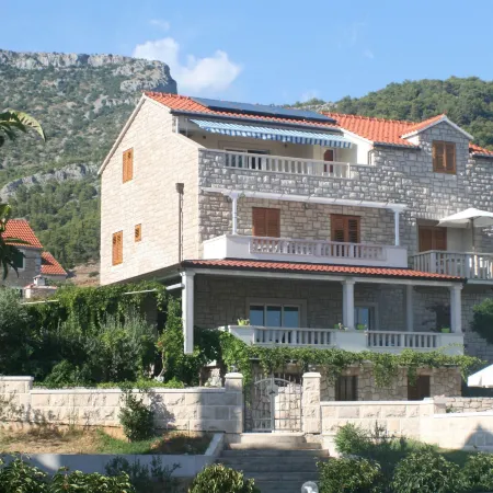 Apartments and Rooms Lea