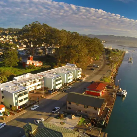456 Embarcadero Inn & Suites
