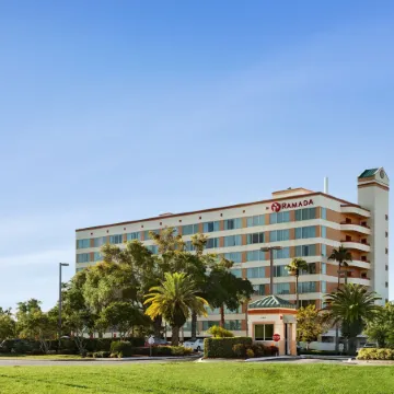 Ramada by Wyndham Kissimmee Gateway Отели рядом с достопримечательностью «Селебрейшн»