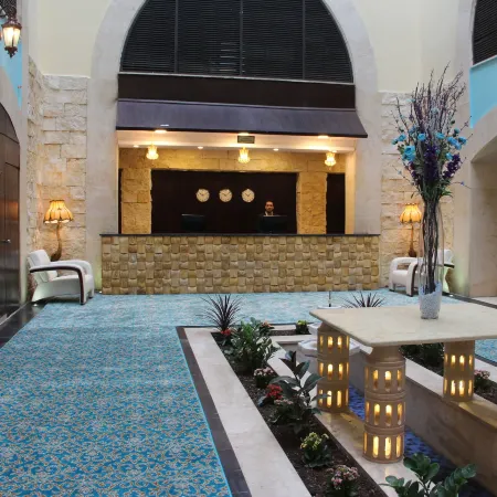 Saray Hotel Отели рядом с достопримечательностью «Улица Rainbow Street»