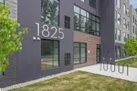 Up North Urban Retreat with Rooftop Hot Tubs Hotels in 