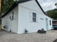 Adorable little beach house by the Surf Ballroom! Hotels in Clear Lake