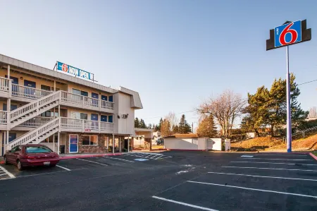 Motel 6 Bremerton, WA Отели рядом с достопримечательностью «Бремертон Бордуолк»