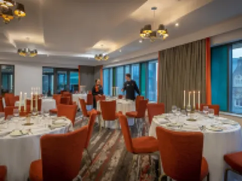 โรงแรมเคลตัน คาร์ดิฟ โรงแรมในคาร์ดิฟฟ์