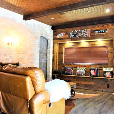 The Rustic Inn- Family Friendly Near Fiesta Texas