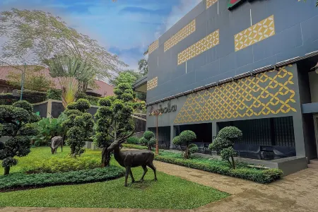 Griya Persada Convention Hotel & Resort Отели в г. Semarang Regency