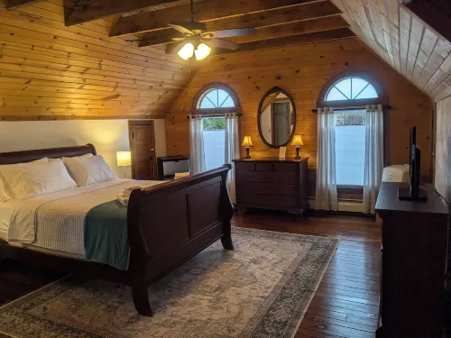 The Carriage House Inn Bed and Breakfast فنادق في Conneaut Lakeshore
