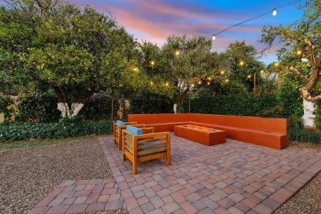 Free Heated Pool ~ Hot Tub ~ Basement Game Room ~ Large Backyard Отели рядом с достопримечательностью «Аризона Музеум оф Нэчурал Хистори»