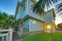 Pool, Walkable to Old Town Eateries, Nightlife, Shops Palm Palace by AvantStay