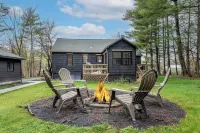 Charcoal Chalet by Avantstay A+ Design w/ Firepit