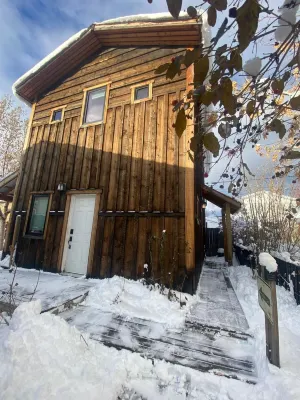 Located in Downtown Whitehorse - Treehouse Hotel di 