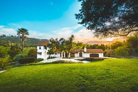 Gorgeous Lake and Pool Oasis - Exquisite Chateau Retreat