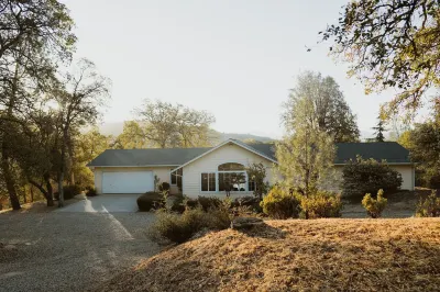 Glamour Mountain Getaway by Casa Oso with views and spa Hotels in Wawona