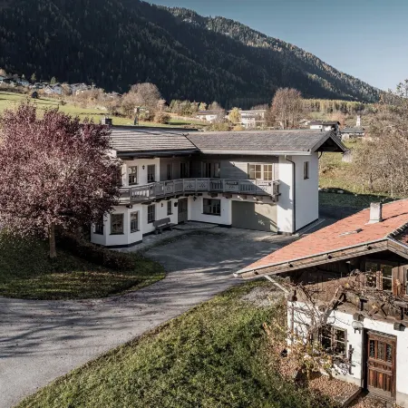 Chalet Pirchhof Inklusive Sauna Отели в г. Заутенс