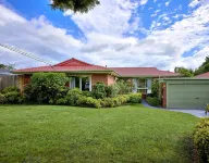 KozyGuru Glen Waverley Family Home & Backyard