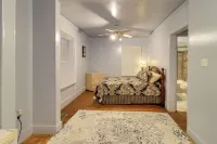 Detroit Getaway w/ Fireplace - 8 Mi to Ford Field! Hoteles cerca de Detroit Station