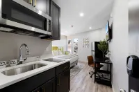 Cozy Ambiance with Free Parking and Modern Amenities - Charming Oasis Hotels in Wallkill