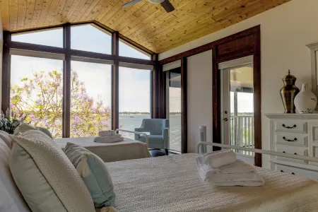 Lakefront Home, 2 King Beds, Kayak, Large Kitchen