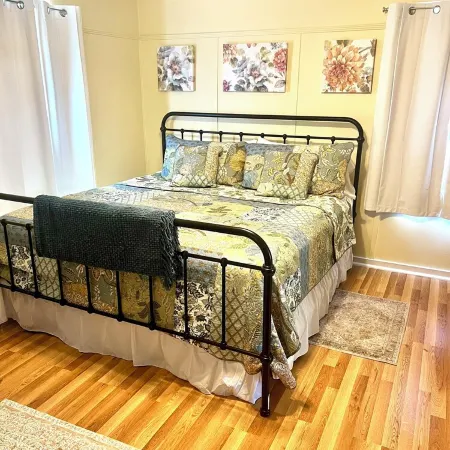 Historic Hilltop Guesthouse - Charming studio/cottage one block from downtown Отели в г. Лорел