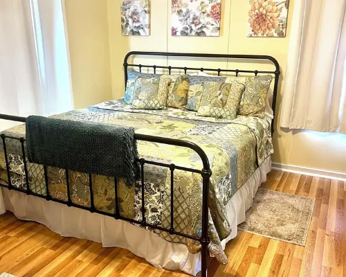 Historic Hilltop Guesthouse - Charming studio/cottage one block from downtown Hotele w: Laurel