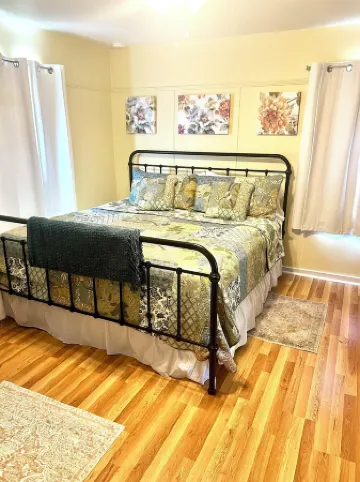 Historic Hilltop Guesthouse - Charming studio/cottage one block from downtown