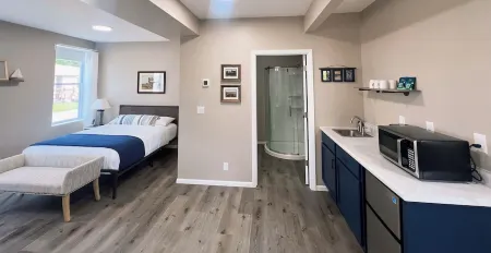 Waterfront view only 2 bedroom hotel style unit in amazing Algoma WiFi, AC