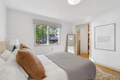 Charming ocean-view cottage just 10 minutes from downtown Freeport shops