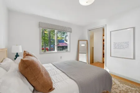 Charming ocean-view cottage just 10 minutes from downtown Freeport shops Отели рядом с достопримечательностью «When Pigs Fly Bakery»