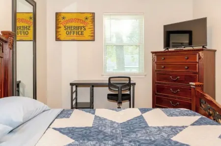 Pet-Friendly 3-bedroom neighborhood home close to shopping, lake and river