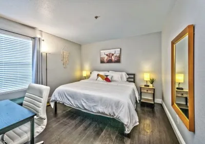 Lovely 2BR/2BA Condo 1mi From Strip w/ Views!
