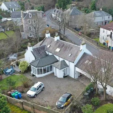 5 Bedrooms Sleeps 10-12 Free Wifi & Parking Garden