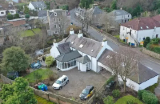 5 Bedrooms Sleeps 10-12 Free Wifi & Parking Garden