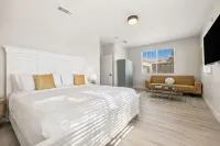 NEW Lush Luxury Living-Heated Pool/Spa Included. Walking distance to Coachella