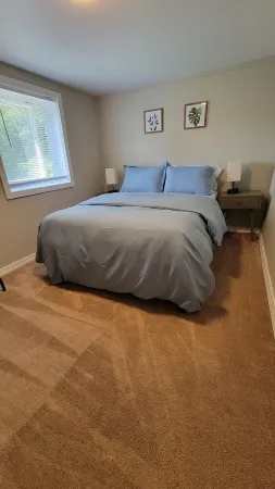 Comfy, sunny, Wi-fi + coffee Walk to Downtown Winooski