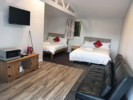 2 double and 1 sofa beds garden chalet, 7D Salisbury Road, Rotorua