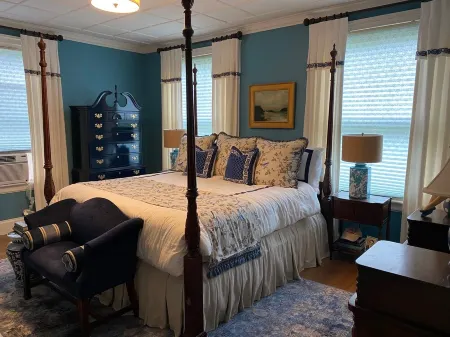 Perfect Location, Walk to Harbor or Downtown