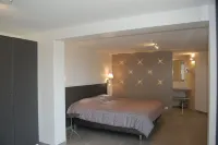 Villa with sea view and heated infinity pool