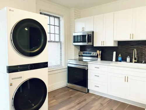 Walking distance to Wellspan York Hospital, York College. Comfortably sleeps 8. Hotels in York