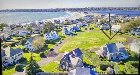 Perfect Newport Beach Getaway-Steps to Beach_Ocean Views_Very close to Downtown Отели рядом с достопримечательностью «Терд Бич»